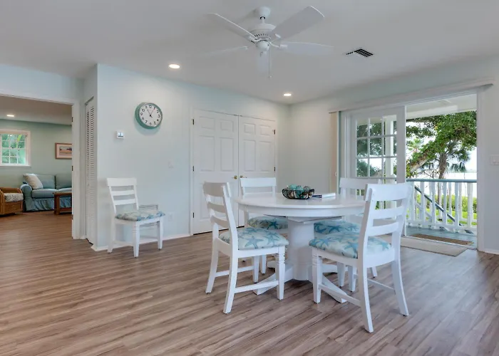 The Plantation House! Waterfront View! Free Pool Heat!