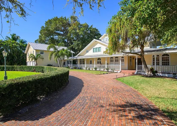 The Plantation House! Waterfront View! Free Pool Heat!